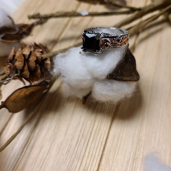 Exquisite Black Stone Ring with Rose Gold and Silver Accents - Picture 12 of 14